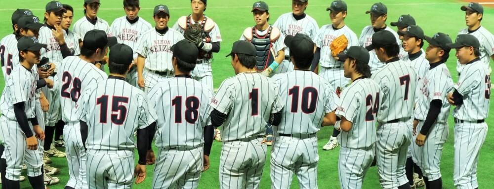 ベンチ前で円陣を組む野球選手たち